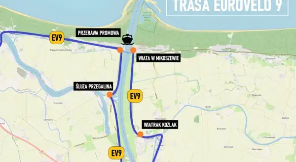 Trasa rowerowa EuroVelo 9 prowadzi przez Mierzeję Wiślaną, mijając prom, śluzy i wiatrak Koźlak.