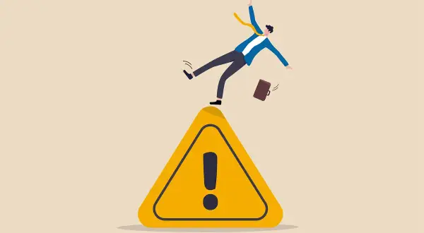 Un uomo d'affari scivola su un segnale di pericolo. Il suo maldestro tentativo di recuperare l'equilibrio è un chiaro esempio di come il near miss è una lezione preziosa.