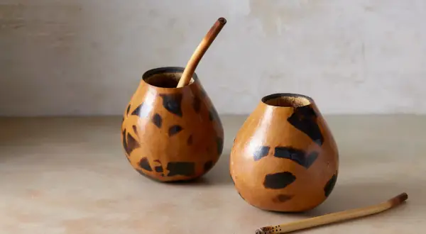 Dwie tykwy, jedna z bombillą, gotowe do rytuału picia yerba mate.