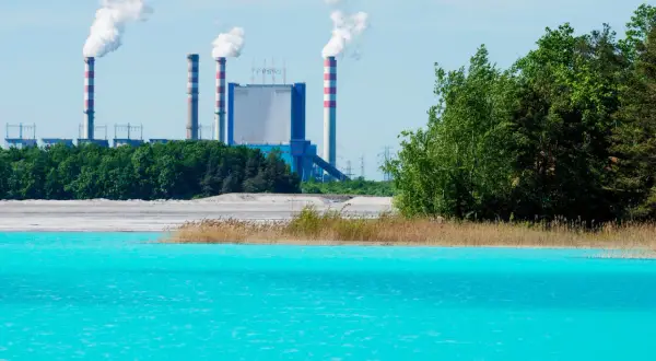 Turkusowa woda i dymiące kominy elektrowni tworzą niezwykły krajobraz, który niektórzy nazywają "polskie Malediwy Konin".