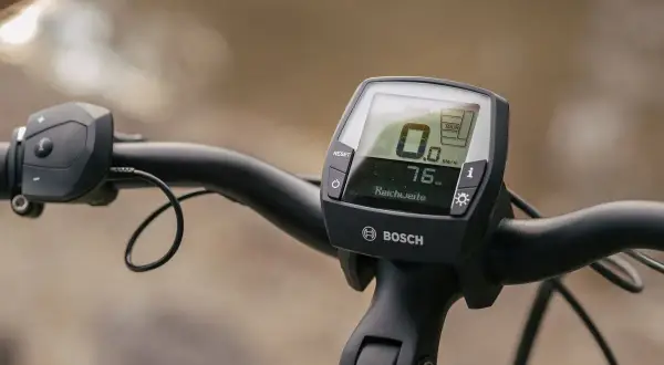 Bosch E-Bike Display mit Reichweitenanzeige und Bedieneinheit am Lenker.