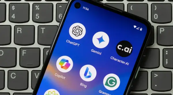 Telefon z ikonami aplikacji AI: ChatGPT, Gemini, Copilot, Bing, Character.AI, Grammarly. Chcesz wiedzieć, jak usunąć sztuczną inteligencję w telefonie?