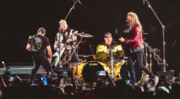 Zespół Metallica gra na scenie, a fani filmują koncert. To będzie niezapomniany koncert Metallica 2026!