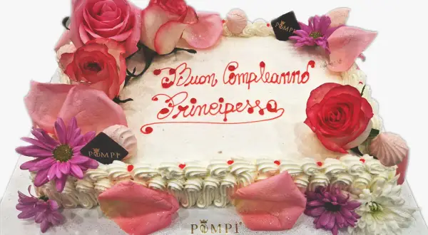 Torta femminile con panna, decorata con rose rosa e fiori, con la scritta "Buon Compleanno Principessa".