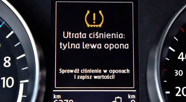 Kontrolka ciśnienia w oponach świeci się, informując o utracie ciśnienia w tylnej lewej oponie. Czy można jeździć bez czujników ciśnienia w oponach? Lepiej sprawdzić ciśnienie.