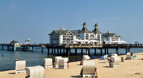 Piękny dzień na plaży w Sellinie. Molo z restauracją i charakterystyczne kosze plażowe to główne rugia atrakcje.