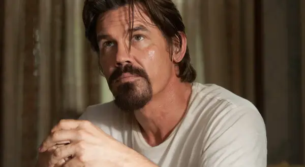 Josh Brolin w białej koszulce, z charakterystyczną brodą i zmęczonym spojrzeniem. Wiele jego filmów zapada w pamięć.