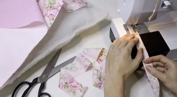 Uszyj poduszkę dekoracyjną: Prosty poradnik DIY dla każdego!
