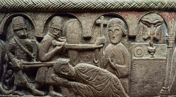 Stenrelief med en scen som påminner om martyriet av **Saint Sebastian**. Soldater förbereder sig, en man ligger ner, och en annan håller ett kors.
