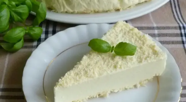 Delikatne białe puch ciasto, posypane wiórkami, ozdobione listkami bazylii. Idealne na deser.