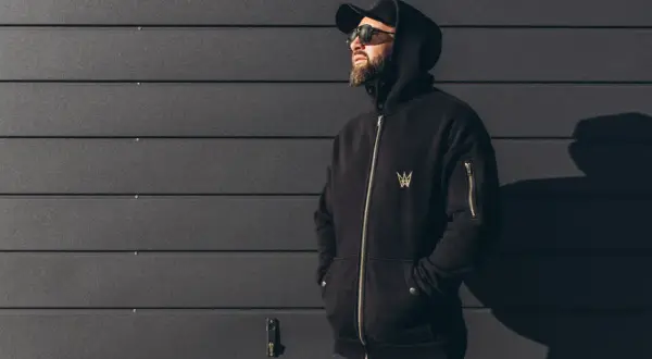 Kurtka do bluzy z kapturem: mistrzowskie stylizacje na każdą pogodę
