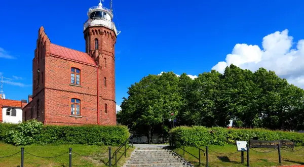 Łeba czy Ustka: Gdzie spędzić wymarzone wakacje nad morzem?