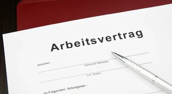 Arbeitsvertrag mit befristung mit sachgrund. Ein Stift liegt bereit, um die Details des Vertrags zu unterzeichnen.