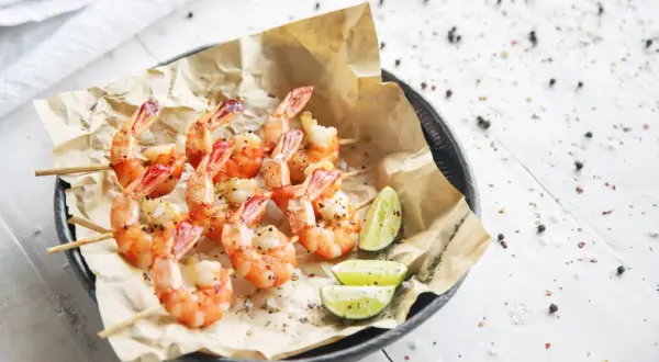 Spiedini di gamberetti succulenti, pronti per essere gustati. Scopri come cuocere i gamberetti surgelati per un piatto perfetto.