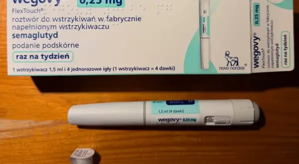 Opakowanie i wstrzykiwacz leku Wegovy 0,25 mg z semaglutydem.