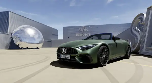 Zielony Mercedes SL 63 AMG na tle budynku z napisem "The Star is Reborn" i futurystyczną rzeźbą.