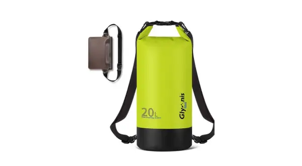 Petate estanco verde brillante de 20L, ideal para aventuras acuáticas. Incluye una pequeña bolsa marrón impermeable.