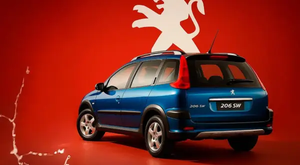 Niebieski Peugeot 206 SW z białym lwem na czerwonym tle.