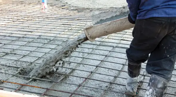 Beton wylewany na siatkę zbrojenia przeciwskurczowego. Budowa fundamentów.