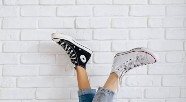 Czy białe buty są modne? Odkryj ich stylowe możliwości i trendy