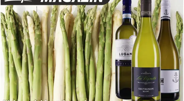 Frischer grüner und weißer Spargel neben drei Flaschen Weißwein. Perfekte Weinempfehlung zu Spargel für Genießer.