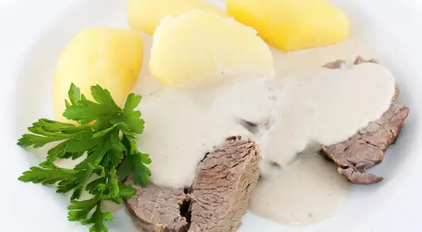 Bamberger Krenfleisch: zarte Rindfleischscheiben mit Meerrettichsauce, dazu Salzkartoffeln und Petersilie.