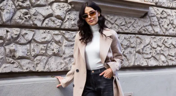 Spódnica jeansowa midi: Stylizacje na każdą okazję. Jak ją nosić?