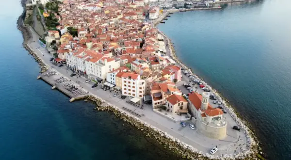 Piran: malerische Altstadt mit roten Dächern, die sich ins Meer erstreckt. Entdecke Geheimtipps abseits der Touristenpfade.