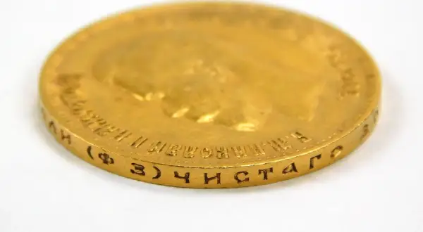 Złota moneta 10 rubli 1899 z profilem cara. Widoczny napis z cyrylicą i oznaczeniem czystości złota.