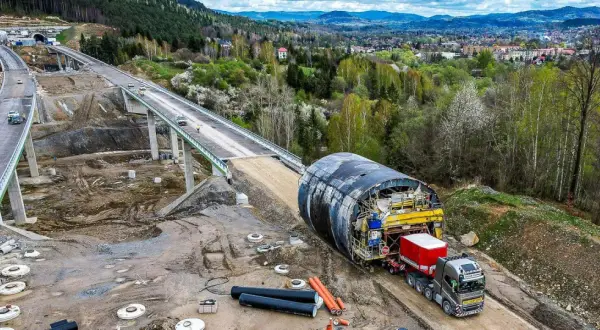 Budowa obejścia Węgierskiej Górki: ogromna maszyna drążąca tunel i wiadukt wznoszący się nad doliną.