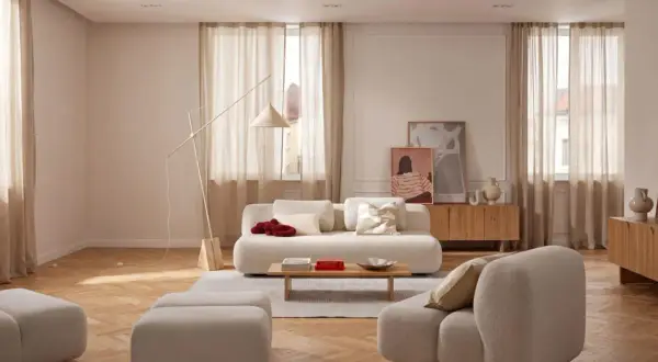 Helle Leinen-Gardinen schaffen eine warme Atmosphäre. Tolle Gardinen Ideen für ein gemütliches Wohnzimmer mit beigen Sofas und Holzboden.