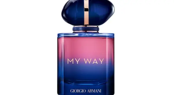 Elegancka butelka perfum Giorgio Armani My Way, z gradientem od różu do głębokiego błękitu, zwieńczona granatową nakrętką.
