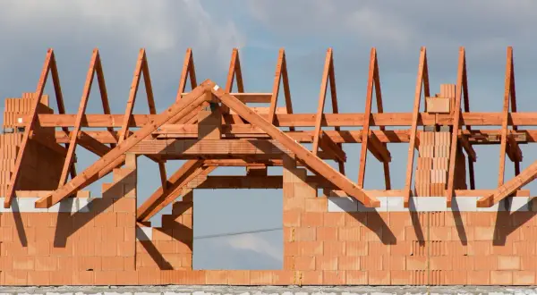 Konstrukcja dachu z drewna na domu z cegły. Szacunkowo ile m3 drewna na dach 300m2?