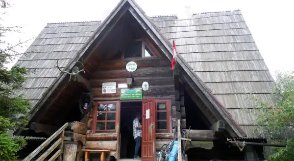 Bacówka pod Małą Rawką: Kultowy naleśnik, szlaki, noclegi. Planuj!