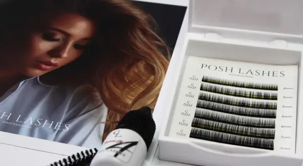 Zestaw do profesjonalnego kursu zakładania rzęs: pęseta, klej i paletka rzęs Posh Lashes.