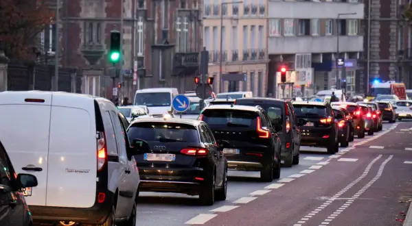 Embouteillage à Rouen, une longue file de voitures sur la route. Le **crit'air** de ces véhicules est une préoccupation pour la qualité de l'air.