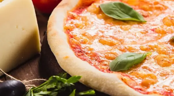Jak jeść pizzę we Włoszech: unikaj faux pas i ciesz się smakiem