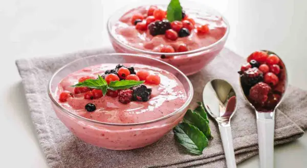 Spumone alle fragole Bimby, fresco e cremoso, guarnito con frutti di bosco e menta. Perfetto per un dessert leggero.