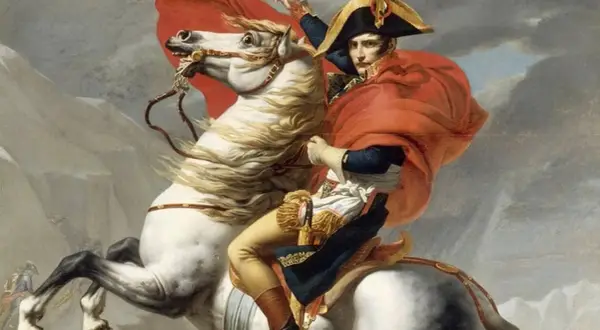 Napoléon, sur son cheval blanc, brandit son épée, symbole de sa victoire. Le vent agite sa cape rouge.