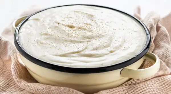 Besciamella ricetta della nonna cremosa e profumata, pronta per condire lasagne e cannelloni.