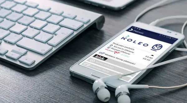 Aplikacja KOLEO na smartfonie pokazuje plan podróży i opcje płatności. Sprawdzam pkp bilet miesięczny cennik.