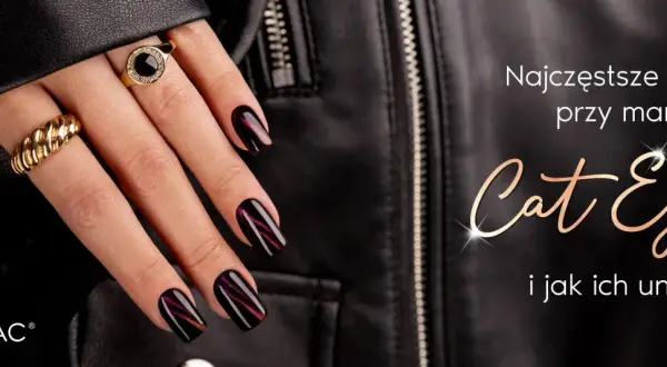 Dłoń z paznokciami w efekcie kociego oka, ozdobiona złotą biżuterią. Najczęstsze błędy przy manicure Cat Eye i jak ich uniknąć.