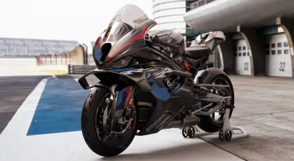 Czarny motocykl sportowy BMW na stojaku na torze wyścigowym.