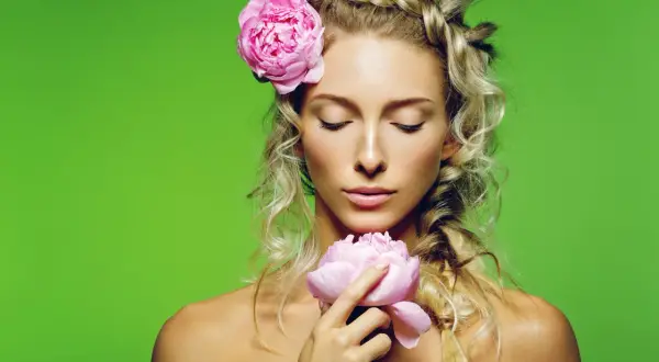 Blondynka z warkoczem i różowymi piwoniami, symbolizująca równowagę peh. Delikatność i piękno natury.