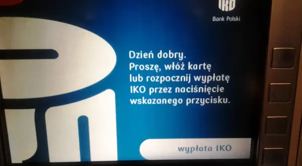 Ekran bankomatu PKO BP z logo i napisem "wypłata IKO". Można tu rozpocząć wypłatę euro w oddziale.