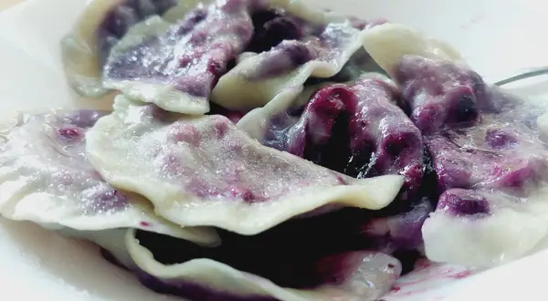 Pyszne pierogi z jagodami, delikatne ciasto i słodkie, soczyste nadzienie. Idealne na letni deser.