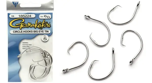 Opakowanie z haczykami Gamakatsu i pięć pojedynczych haczyków Gamakatsu Circle Hooks Big Eye Tin na białym tle.