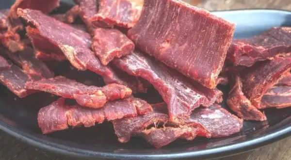 Suszone plastry wołowiny, idealne na przekąskę. Ta beef jerky marynata to smak, który pokochasz!