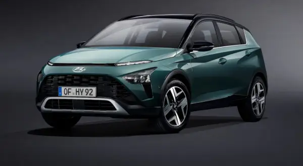 Nowy Hyundai Bayon w kolorze zielonym, z czarnym dachem i eleganckimi felgami, prezentuje się stylowo.