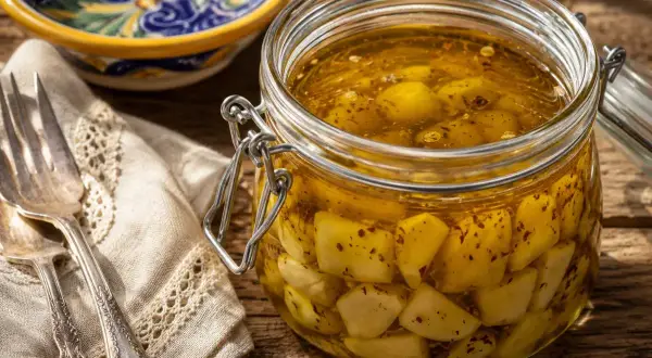 Aglio sott'olio fatto in casa da Benedetta, conservato in un barattolo di vetro con chiusura ermetica, pronto per insaporire ogni piatto.
